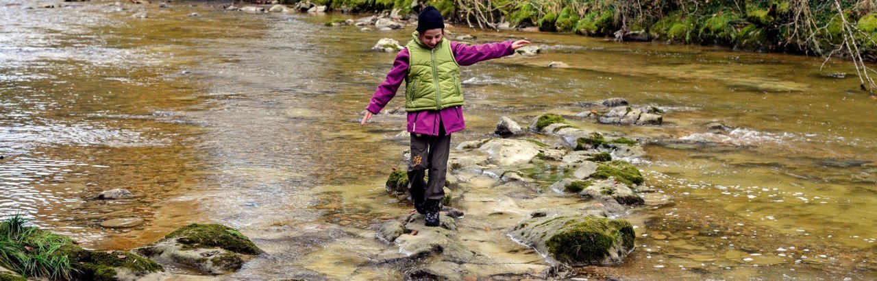 Westallgäuer Wasserwege Kind am Fluss