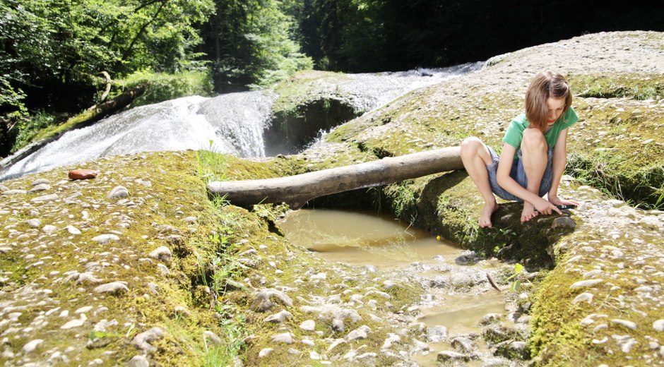 Kind mit Lupe am Eistobel