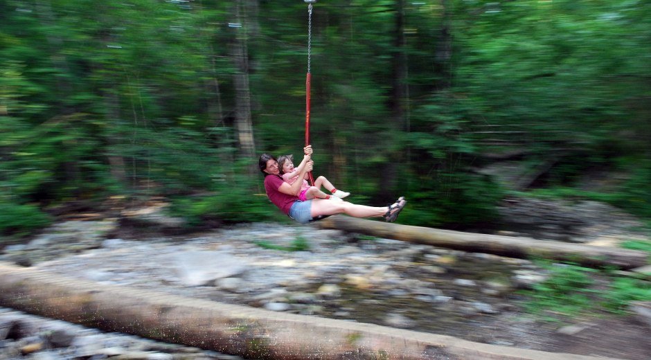 Abenteuerspielplatz mit Seilrutsche über die Hausbachklamm bei Oberreute