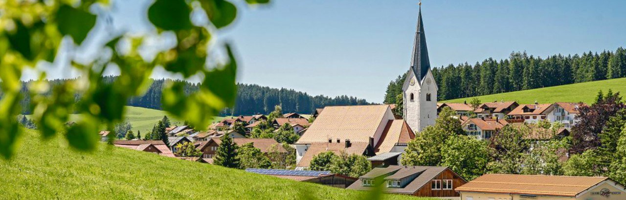 Blick auf Stiefenhofen mit Kirche