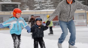 Eislaufen mit Kindern am Eislaufplatz in Lindenberg im Allg&auml;u