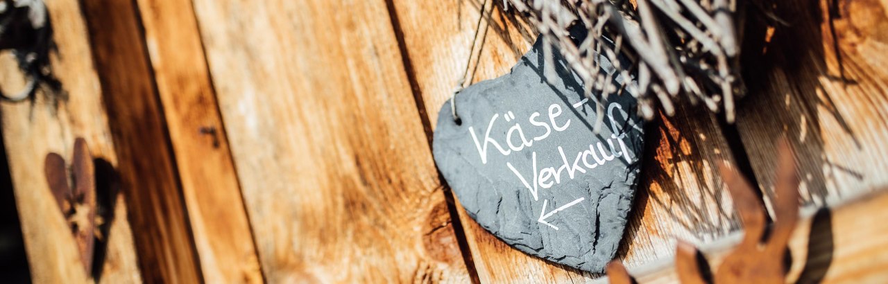Entlang der Allg&auml;uer K&auml;sestra&szlig;e finden sich viele Verkaufsstellen f&uuml;r leckeren K&auml;se aus traditionellen Sennereien der Region.