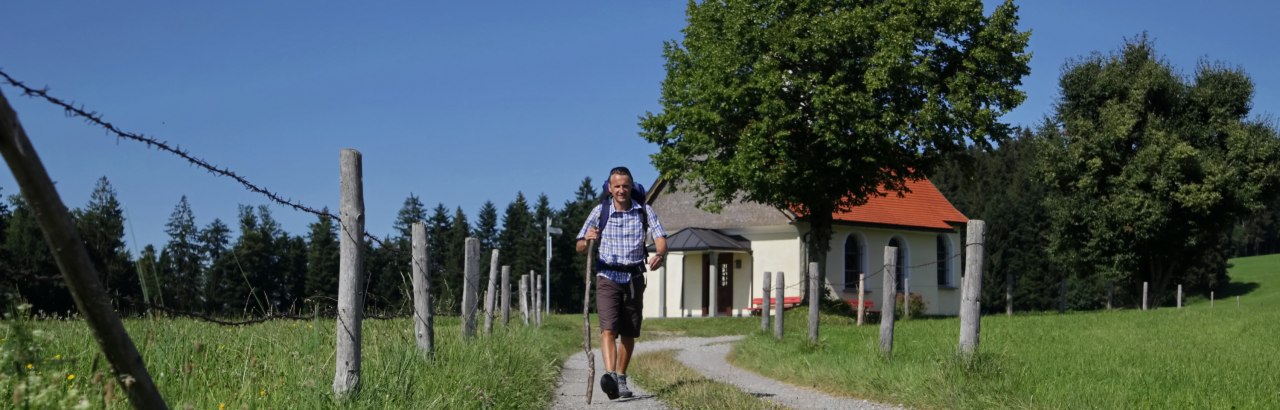 Samstagspilgern Pilger am Wanderweg mit Kapelle Samstagspilgern Pilger am Wanderweg mit Kapelle