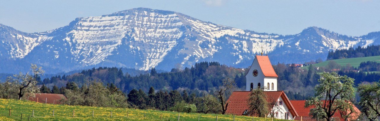 Gemeinde Hergatz im Westallgäu mit Blick auf den Hochgrat (Nagelfluhkette)