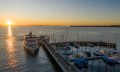 Seglerhafen und Schiff in Nonnenhorn bei Sonnenuntergang &copy; David Knipping