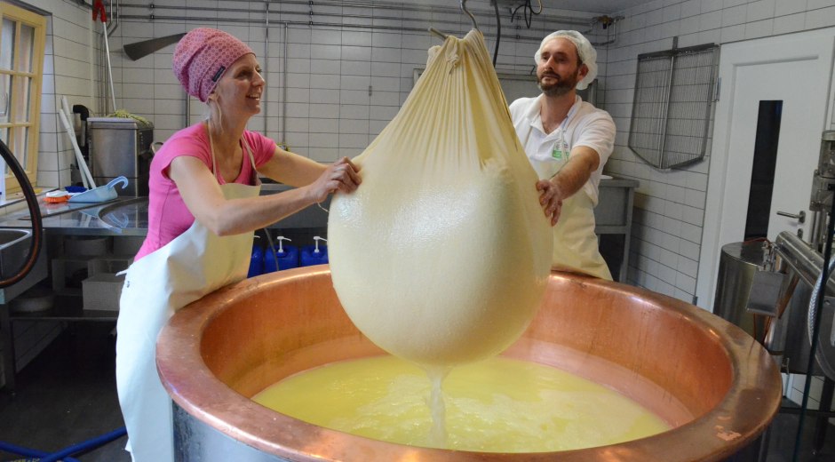 Maierhöfen Sennerei bei der Käseherstellung Maierhöfen Sennerei bei der Käseherstellung