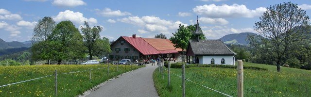 Die Königsalpe liegt auf etwa 900 Metern Höhe im Westallgäuer Voralpenland bei Stiefenhofen hinter Oberstaufen. Sie ist gut für Radfahrer erreichbar. Wanderer brauchen im kürzesten Fall 15 Minuten vom Parkplatz kurz hinter Trabers, von dort führt ein geteerter, leicht ansteigender Weg zur Alpe.