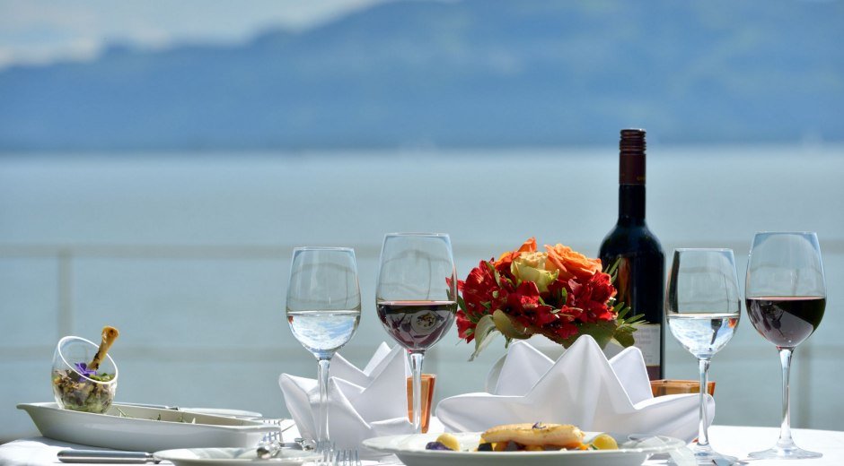 Genussherbst Bodensee gedeckter Tisch mit Blick auf den See