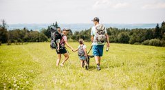 Familie auf dem Premiumspazierwanderweg Moor & Wurzeln © Landkreis Lindau (Bodensee)